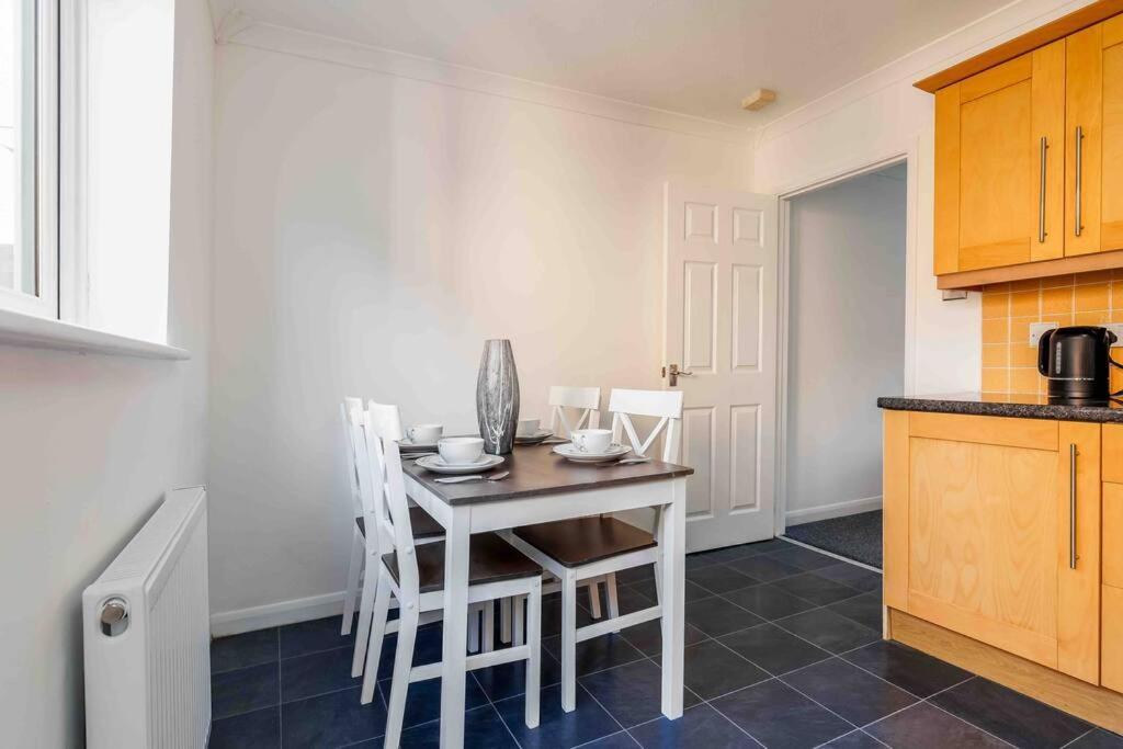 2 Bedroom House-Driveway - Bournemouth Hospital - Long Stay Discounts - Lima Apartments Ltd Exterior foto